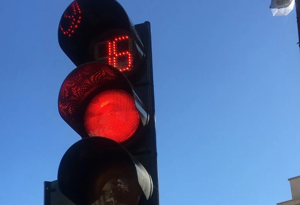 Συσκευές αφής θα τοποθετηθούν στα φανάρια για πεζούς με προβλήματα όρασης!